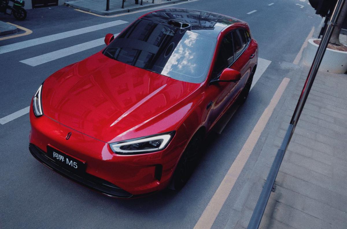 问界新M5 Ultra作为SUV，用上高饱和度红色+金属流光质感的跃影红车漆，再