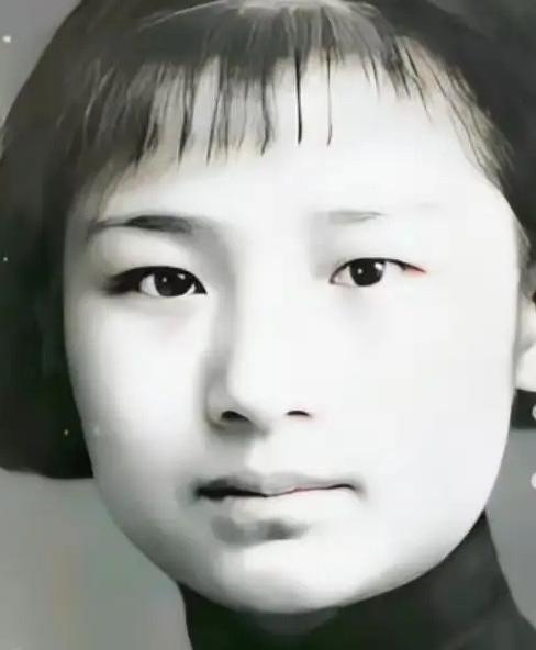 1941年，陈惠芹被日寇用铁钩穿过下颌，把她吊在屋梁上，用皮鞭狠狠地抽打，她被折