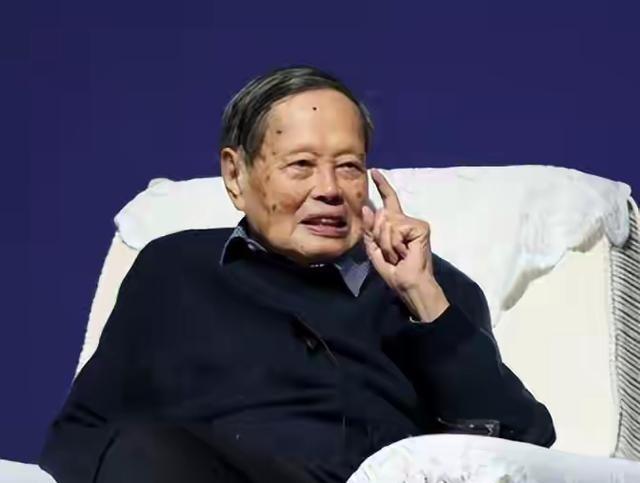 杨振宁自己讲述的“长寿秘诀”里，最大的一个因素是基因。他的原话是：“我们杨家传统