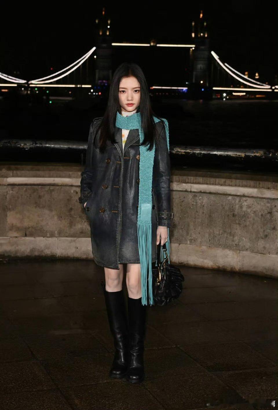 任敏 比例任敏亮相伦敦时装周Burberry大秀，黑长直造型搭配牛仔风衣气场十足