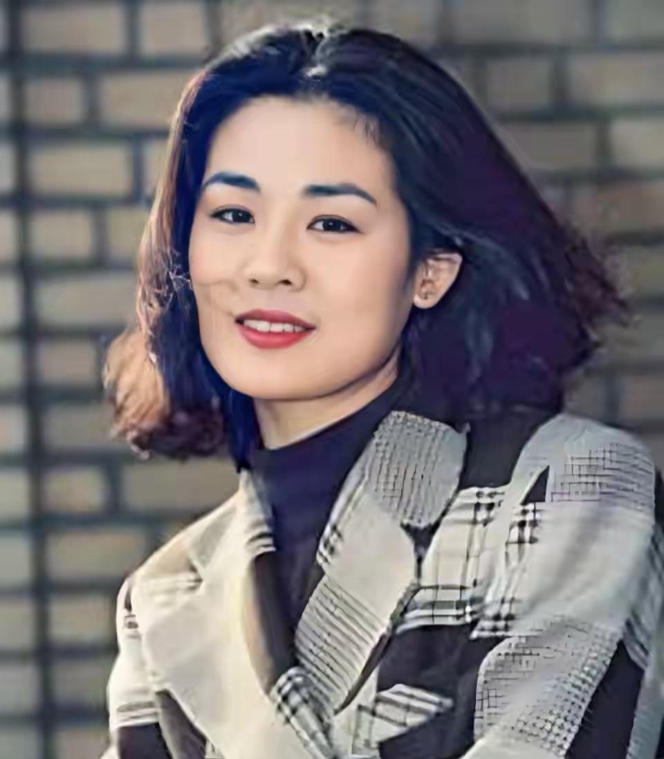 这是一位穿格纹外套的漂亮女士。最喜欢他演的起翘，青春靓丽，年轻真好。你还记得她吗