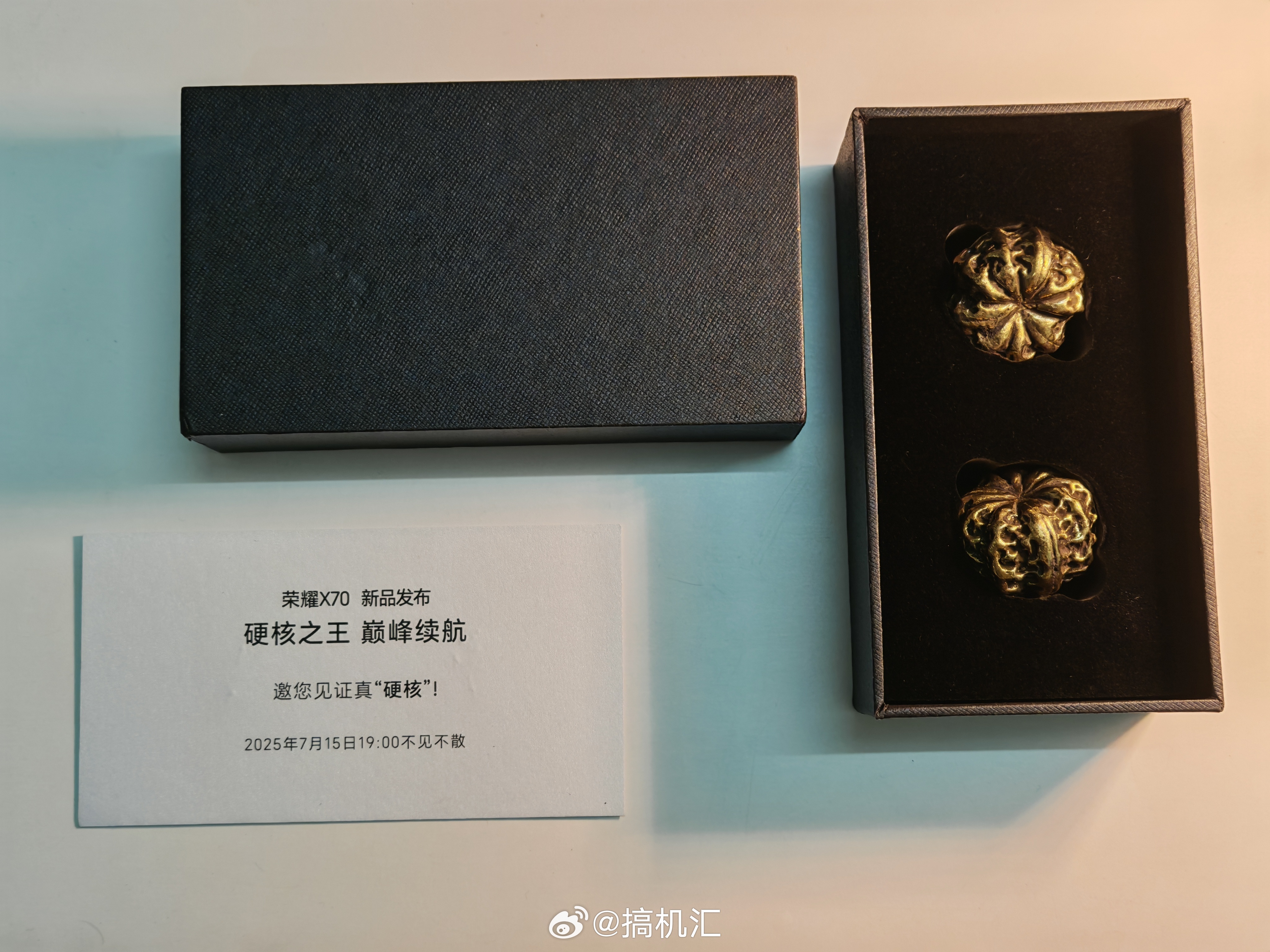 荣耀X70真硬核，邀请函直接是两个沉甸甸的铜核桃。十面抗摔，IP69K防尘防水，