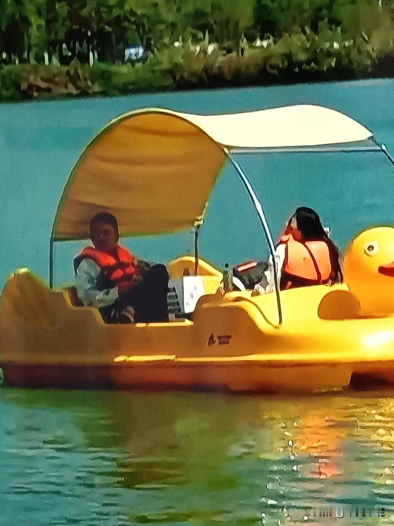 春游小黄鸭

春和景明，最想做的事，就是去湖上。

租一只小黄鸭电动船，晃晃悠悠