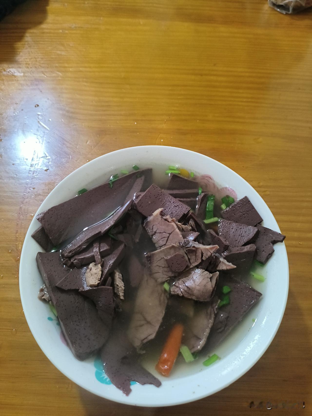 本地朋友强烈推荐的一家店，在郑宅，说实话，离浦江市中心还挺远的。逛完郑家祠堂出来