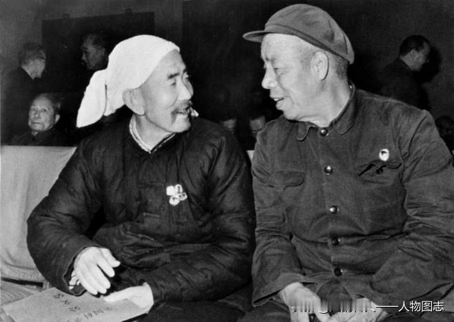 全国科学大会上黑龙江的小组讨论会，种棉专家吴吉昌和大寨大队贾承让在一起交谈。
