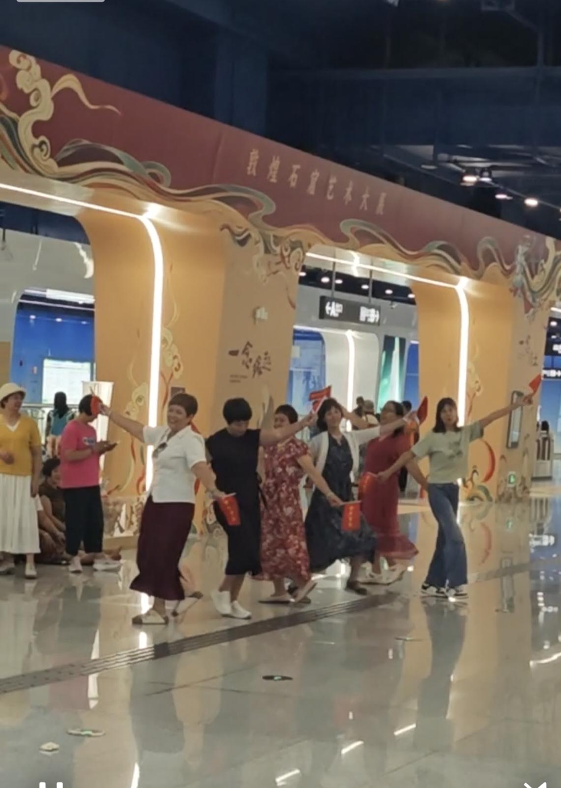 1地铁非舞场  起舞需自律
广州地铁12号线一站厅，一群大妈放声高歌，翩翩起舞。