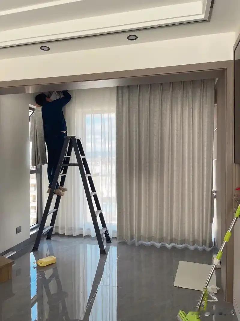 每到过年啊，都是一大堆活。擦玻璃、刷纱窗、擦厨房、洗窗帘、洗沙发罩、买花、买年货