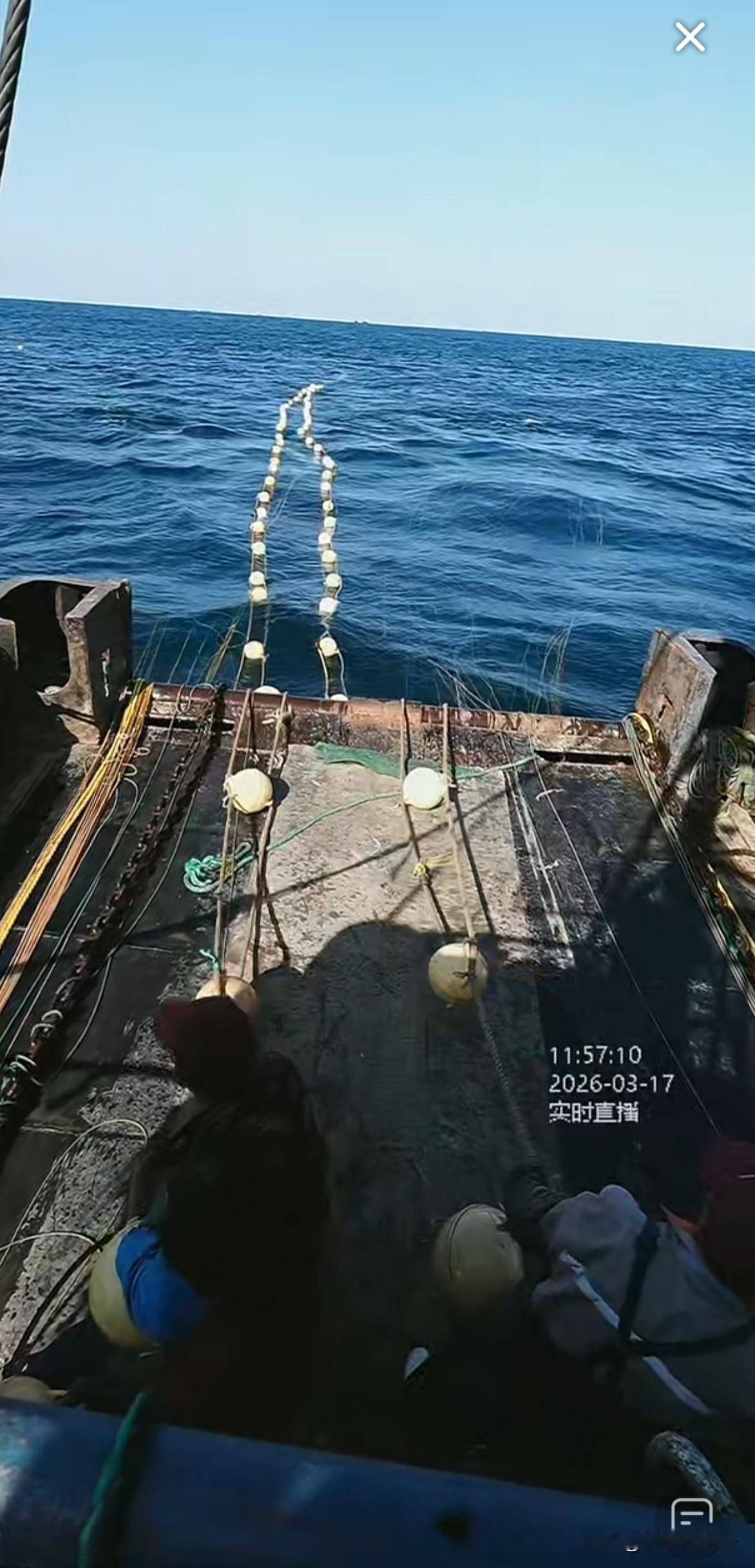 渔民在海上撒网捕鱼，那场景超震撼。11月6日，在即墨区田横岛省级旅游度假区驴岛码