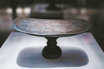 在席地而坐时代，一种看不见的神器，它就是支踵（也写作支蹱），是一种独柱T型小矮木