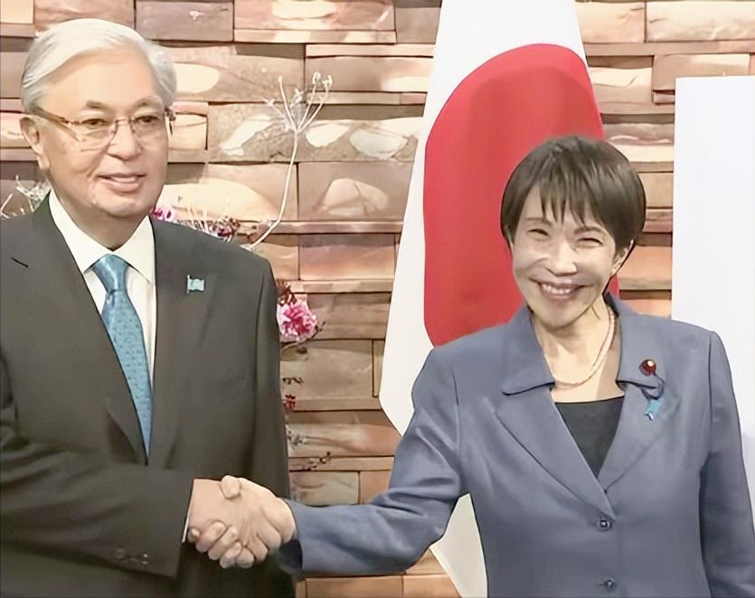 东京这是想搞事了，哈萨克斯坦总统一落地，日本直接把接待规格拉到顶，首相高市早苗亲