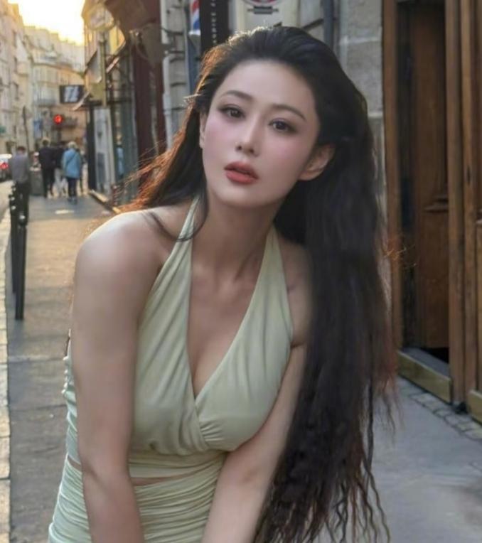 张馨予为什么会看上何捷？
原因很简单，
不是因为他出身好，也不是因为他长得帅，而
