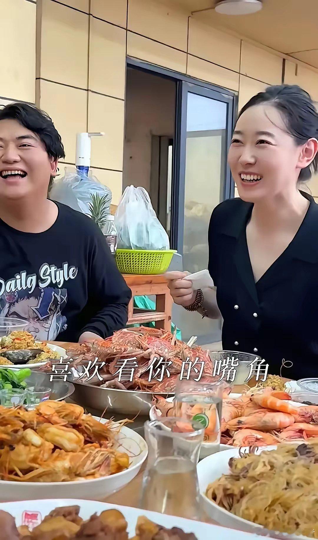 全红婵哥哥和这个美女聊的不错，都出来玩了，肯定有戏，看着可以呀！  这个美女在婵