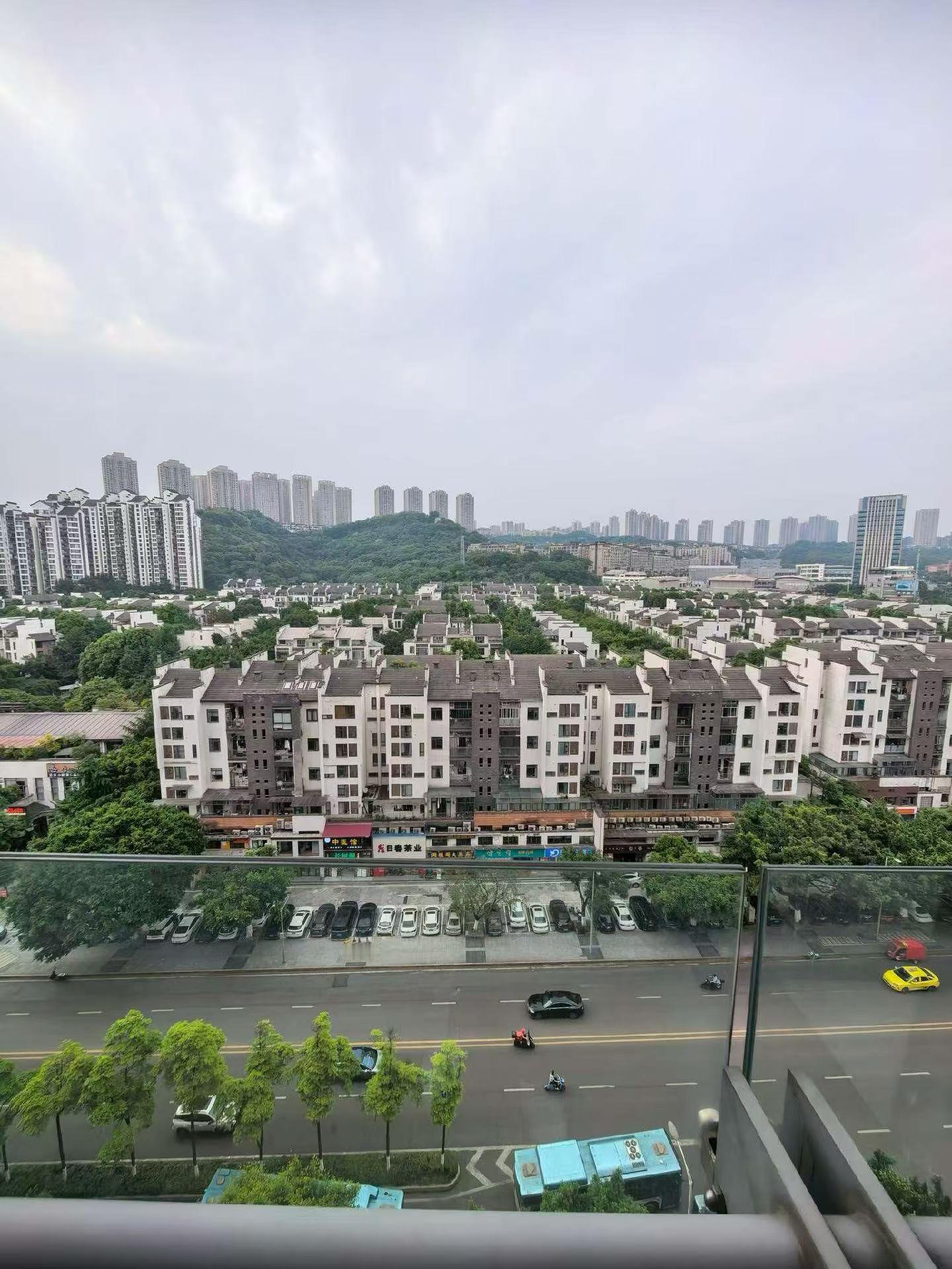 群砂朝拜的好名堂，一路可以顺风顺水贵人多助，美中不足会是非多一些。不过风水岂有尽