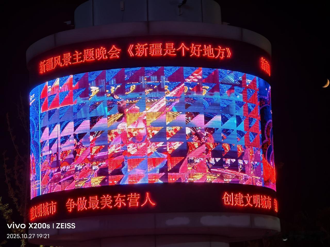 在新疆工作时，经常思念家乡。从新疆回到家乡，心心念念的却是新疆。