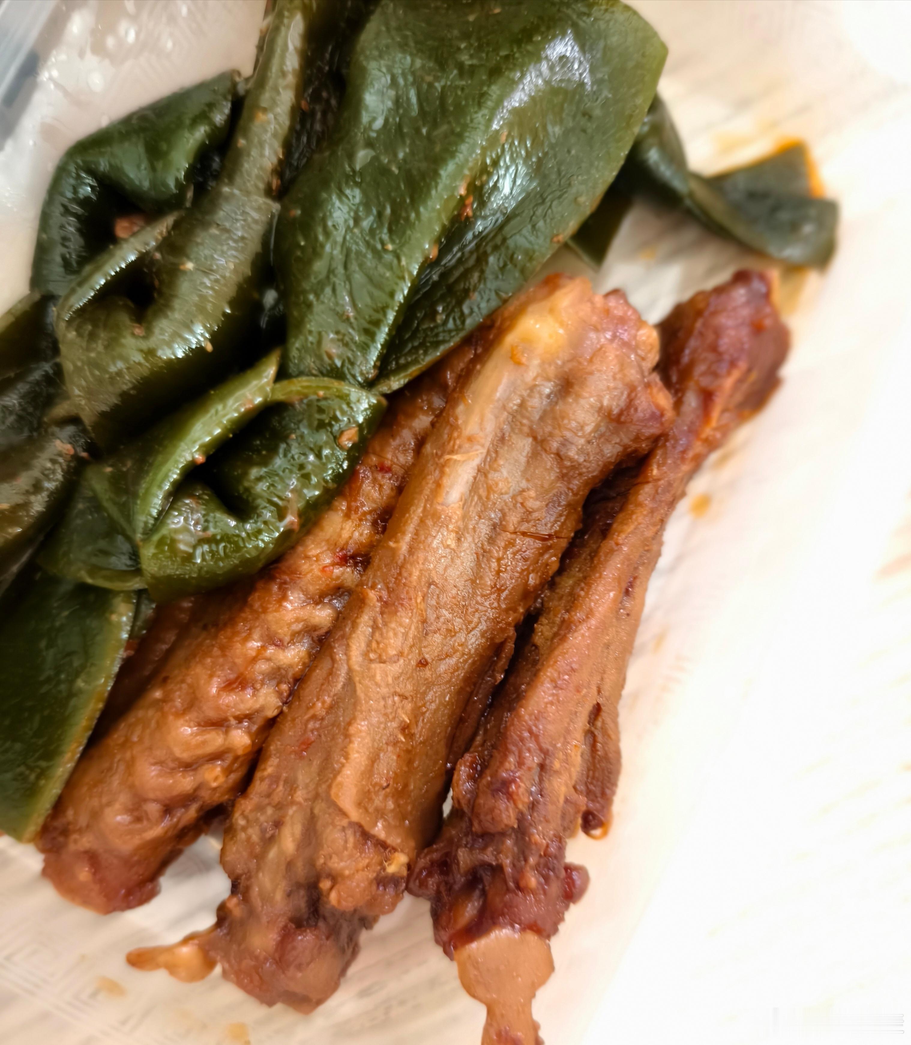 晚餐熬了黑米粥，买了点凉拌菜，就这样简简单单又一餐！晚餐日常分享 