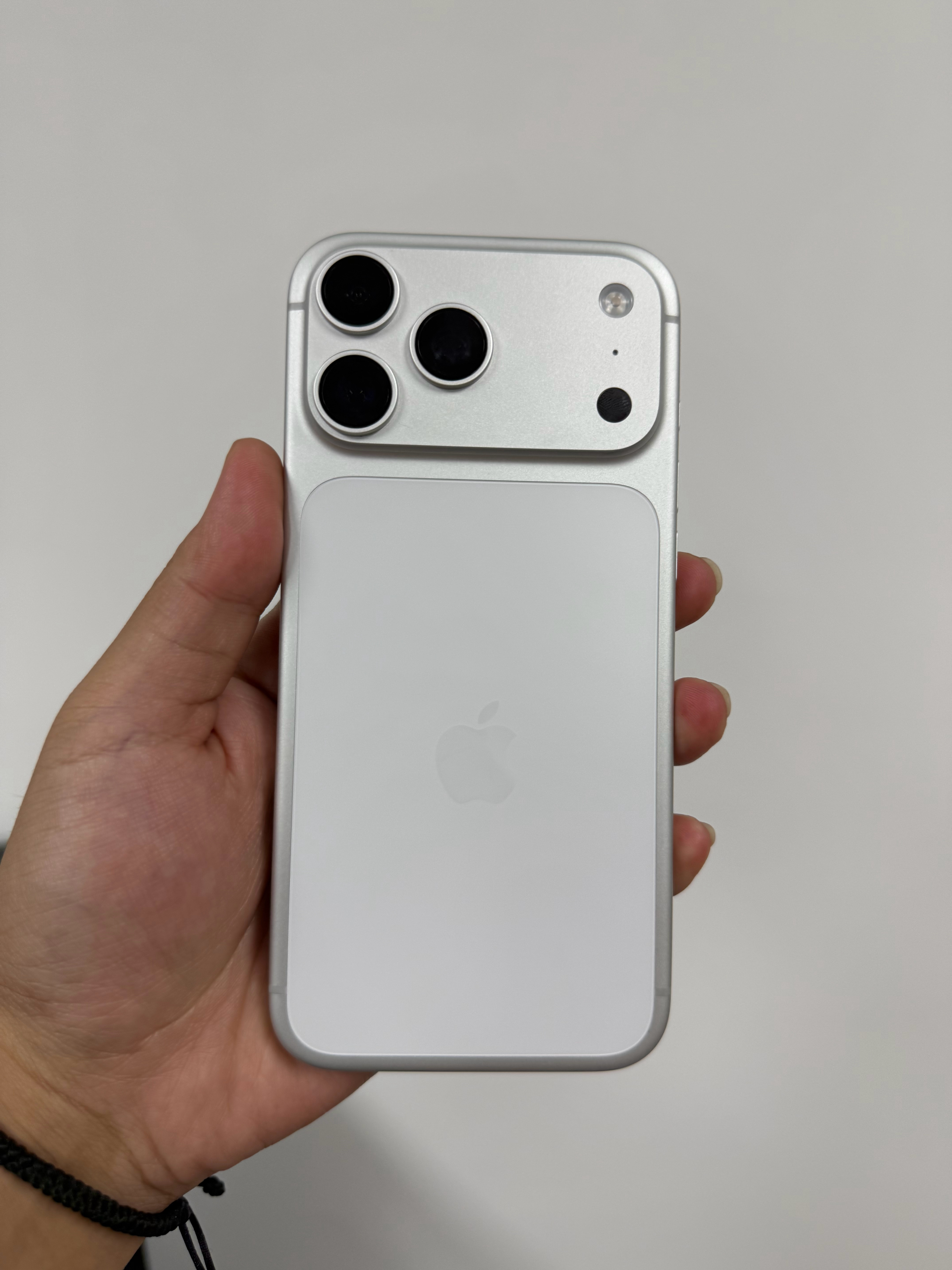 外观没磕碰，屏幕钢化膜都没碎。用不了不到一个月的17Pro Max摔了一下就这样