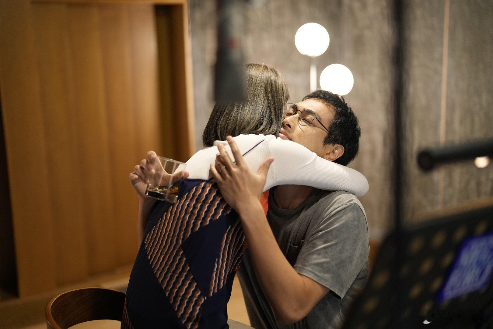 本周《接招吧！制作人》必看！曾沛慈歌声揭开杨祐宁角色心伤，录音室争吵后的沉默对峙