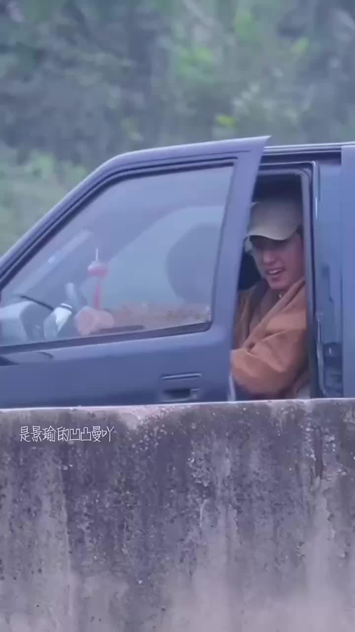 #谁教黄景瑜这么关车门的# 到底是谁教🐳这样关门的啊，一看到这反向关车门法，就