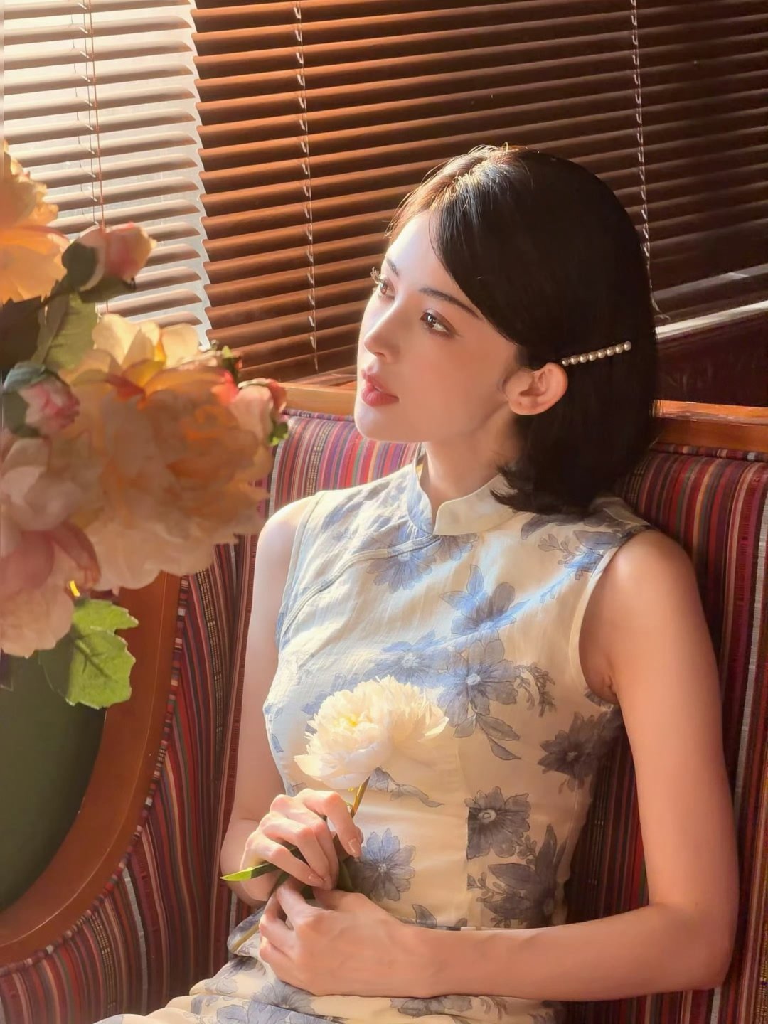 内娱审美这趟车，过去十年一直在往“极致窄脸”上开。当所有人都在用科技手段死磕那条