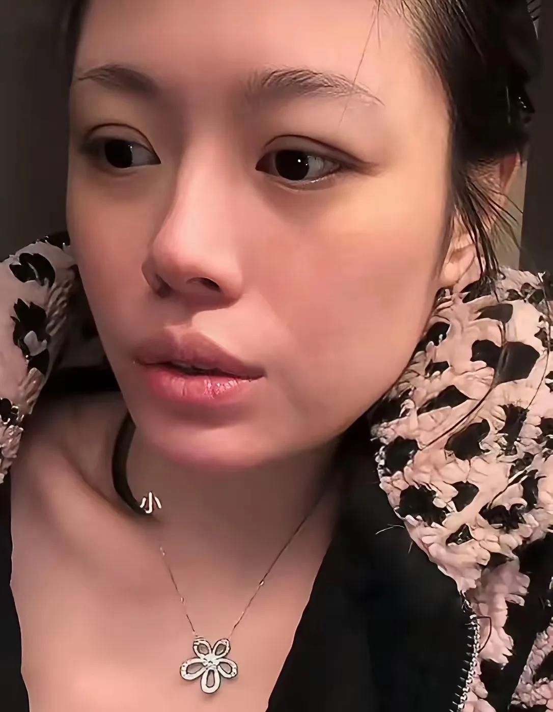 好奇查了葛荟婕的出身，
不差不知道，
一查惊呆了下巴，葛荟婕的爸爸是生意人，家里