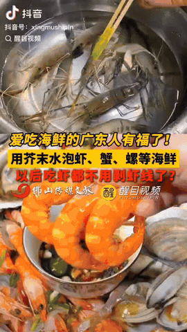 一女子买了一盆虾，她之前看到网上说可以用芥末泡虾吐泥，于是她就直接挤了芥末下去泡
