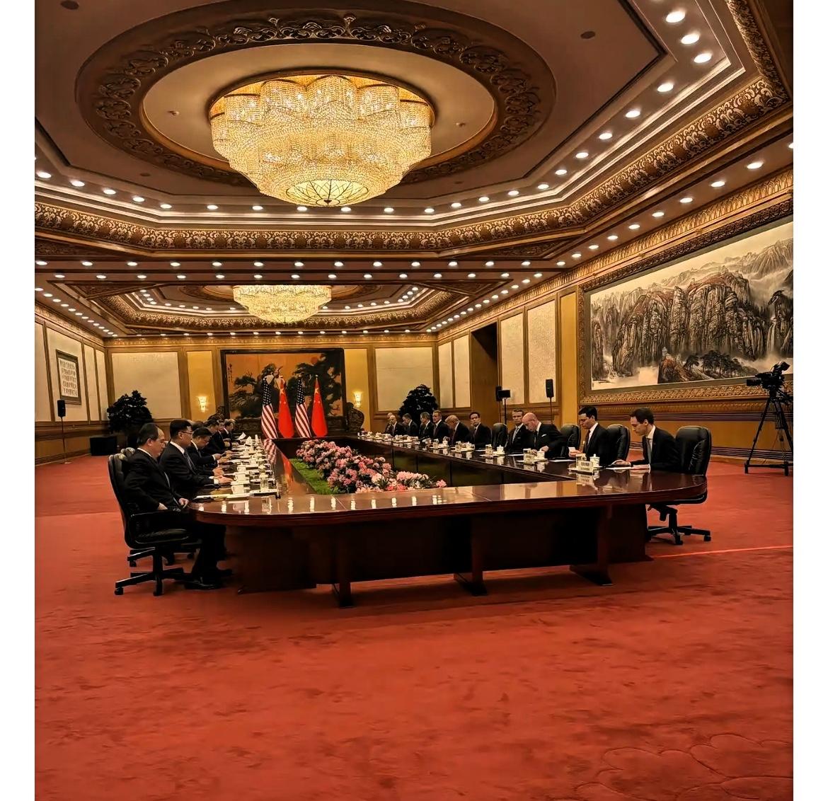 内场全景视角第一站：人民大会堂东大厅。

东大厅的装饰主要以红色为主色调，运用传