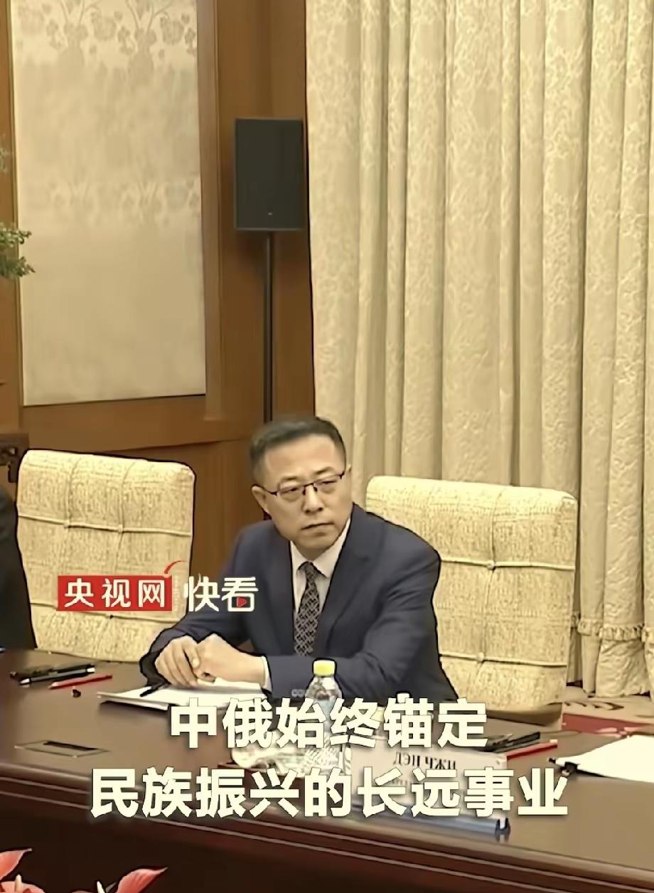 一眼就能看出这位同志是谁，是不是有点惊喜？
昨天王外长会见俄总统助理，他就坐在王