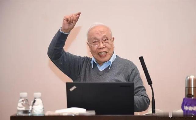 87岁的姜伯驹院士直言不讳：“这不是外部势力要制约我们，而是我们在教育上给自己套