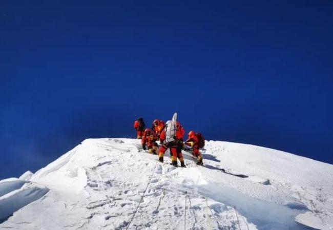 登一次珠穆朗玛峰峰要多少钱？报名团费45万，装备3万，登顶小费1.38万，故具有