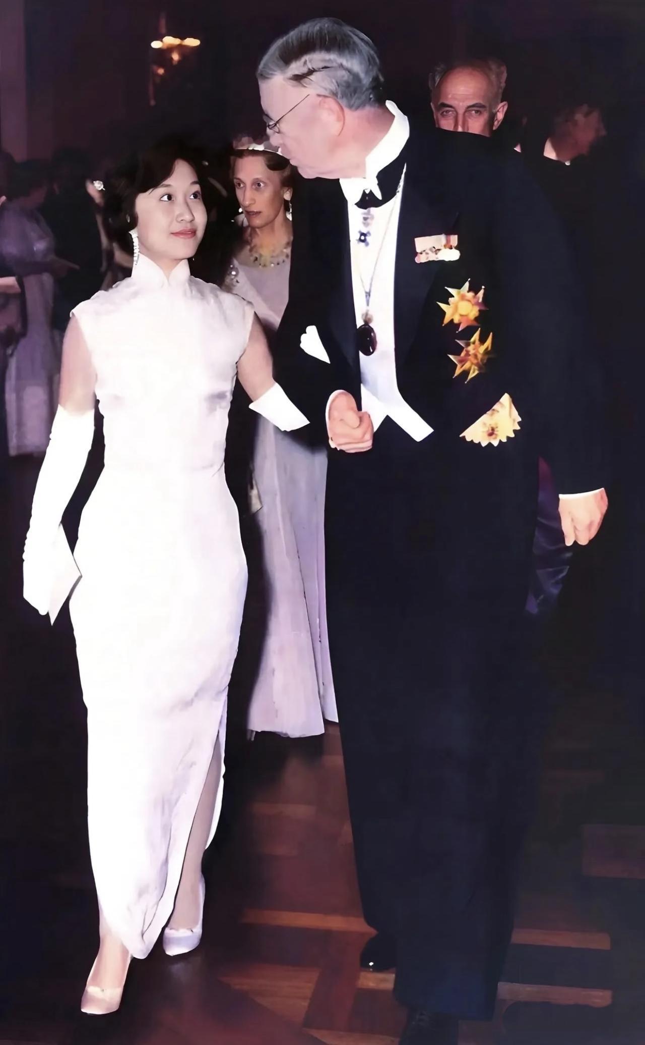 很多人以为1957年华人才首次拿诺贝尔自然科学奖，去西方顶级晚宴肯定拘谨露怯？看