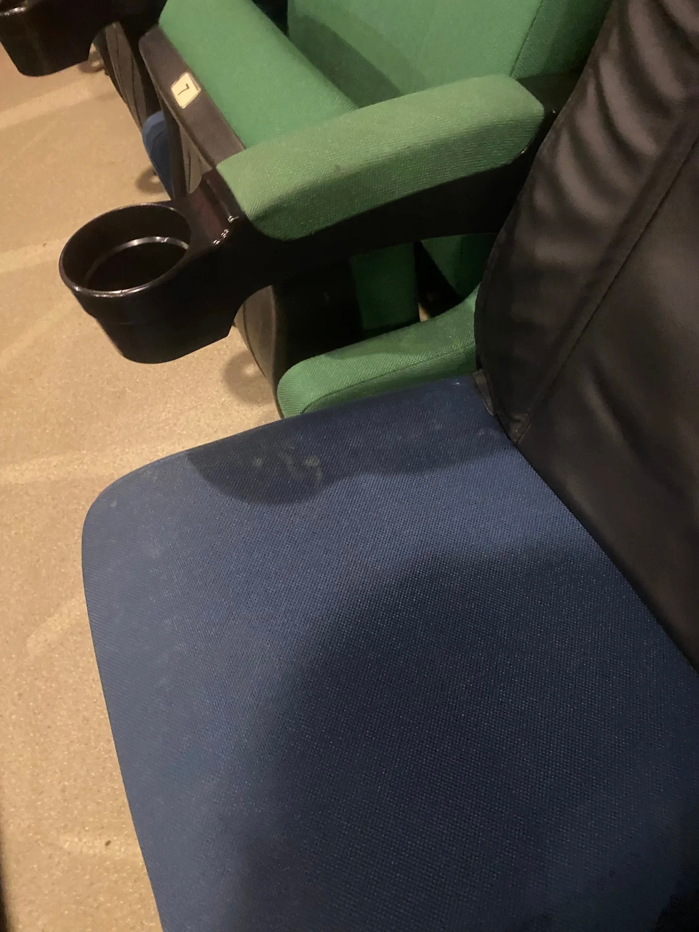 电影院座椅 虫卵 这应该是少数吧，都是这样的话电影院也都关门倒闭了。不过有一些比
