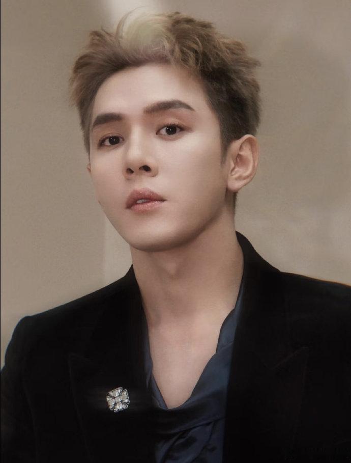 李佳琦说可能缺席两个季度直播李佳琦哽咽 他懂女生期待，女生懂他壮举，双向奔赴太好