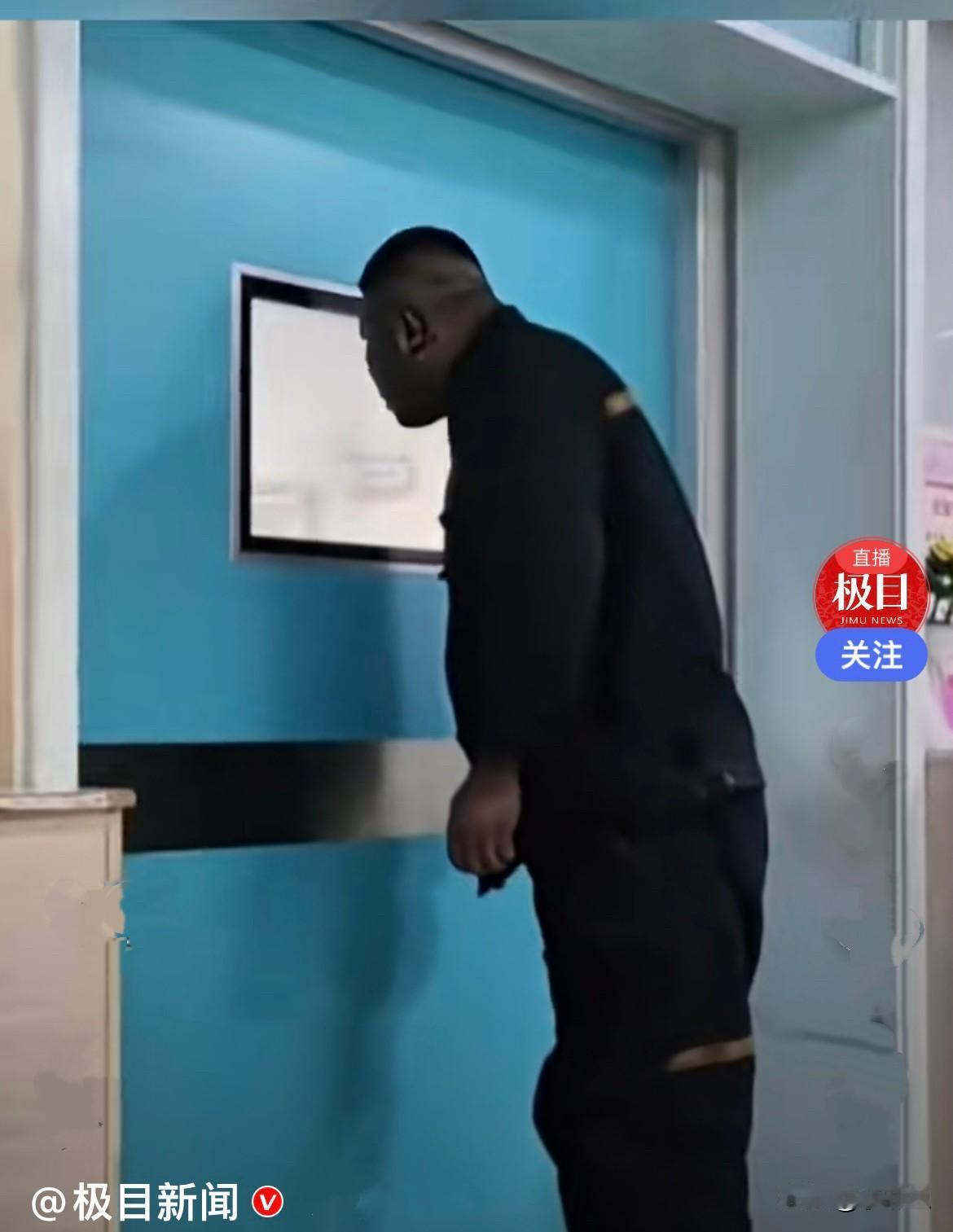 近日，视频中一满身乌黑的男子，在产房外焦急的等待，眼睛紧盯手术室，满是对妻子、孩