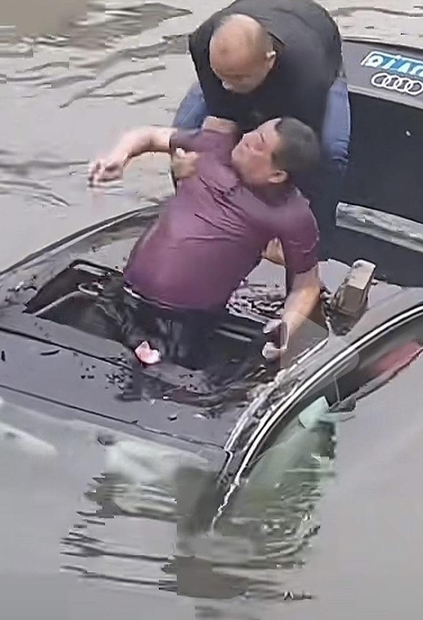 江苏泰州，一辆小汽车不慎掉入水中，一位热心男子而且他还是一名退役军人急忙跳到河中
