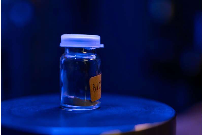 美国莱斯大学的实验室里，研究员张逸深把一堆化学粉末装进高温高压装置，调好温度和气