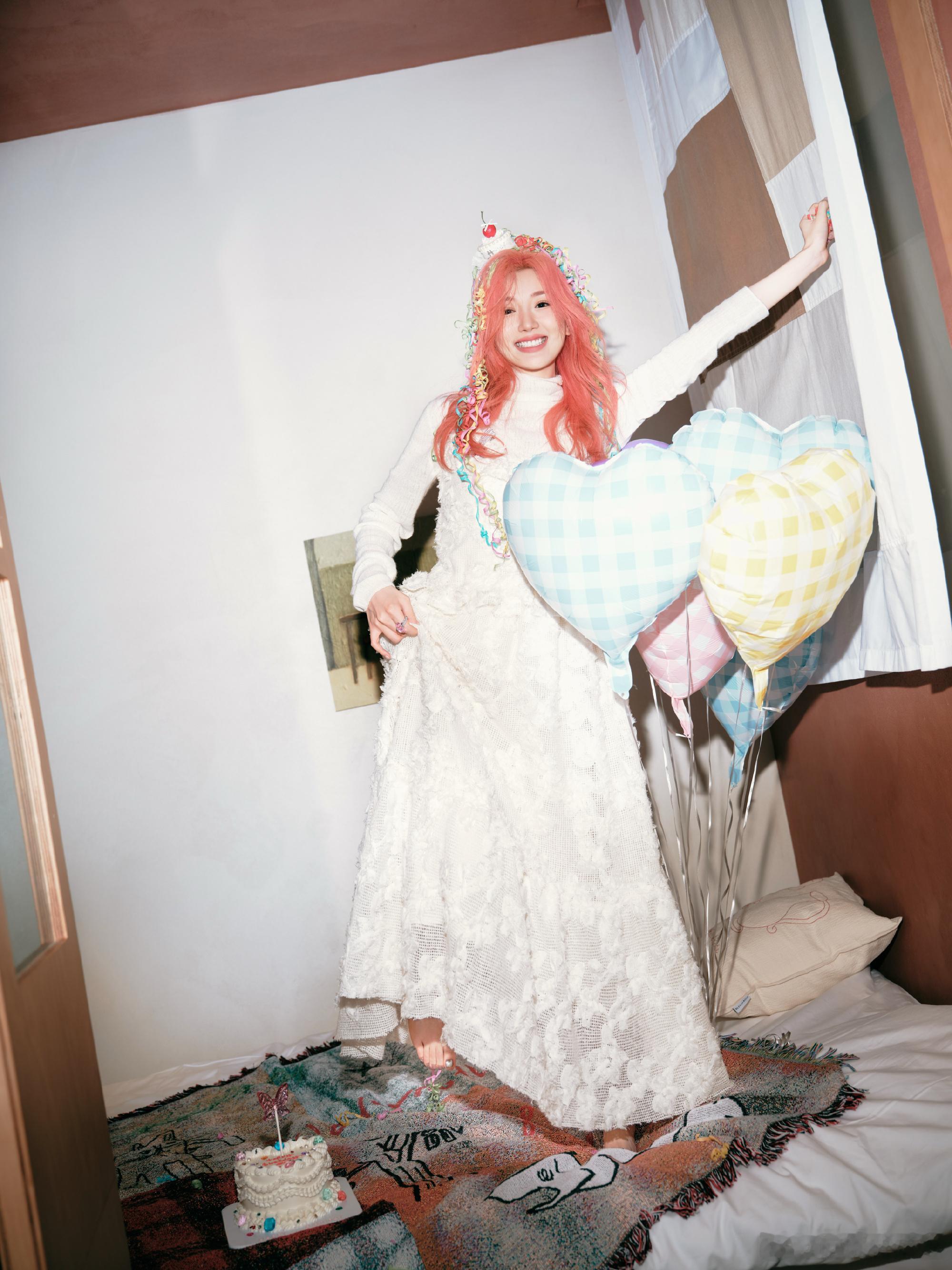 毛晓彤真的染了粉发除夕生日圆梦粉发！毛晓彤粉橘发丝缀丝带，白裙配气球氛围感拉满，