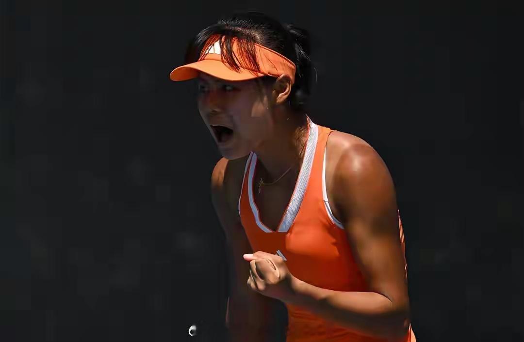 2-0进八强！中国网球15岁天才少女再闪耀：下一个郑钦文是她？年仅15岁的孙心然