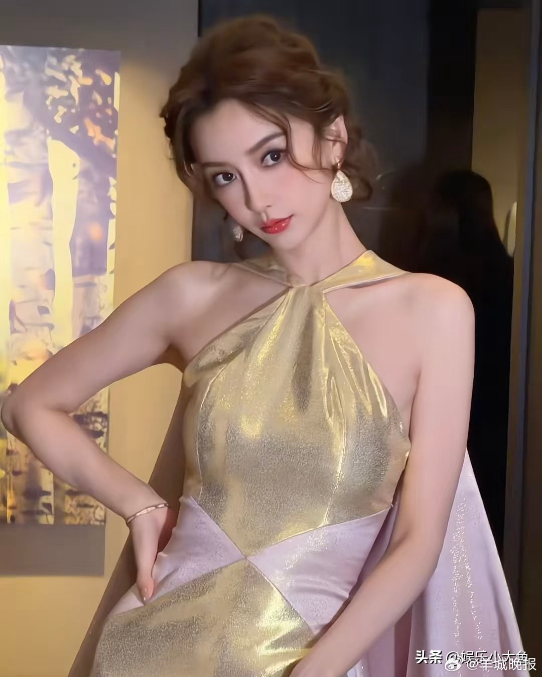 【谁的金色礼服造型最有氛围感】不同风格的金色造型，璀璨耀眼，温柔雅致，都能在镜头