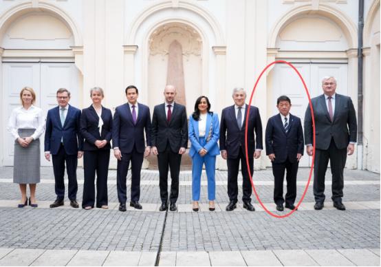 在德国举办的七国集团（G7）外长会上，日本外长有点尴尬，他提了三个议题，其他6个
