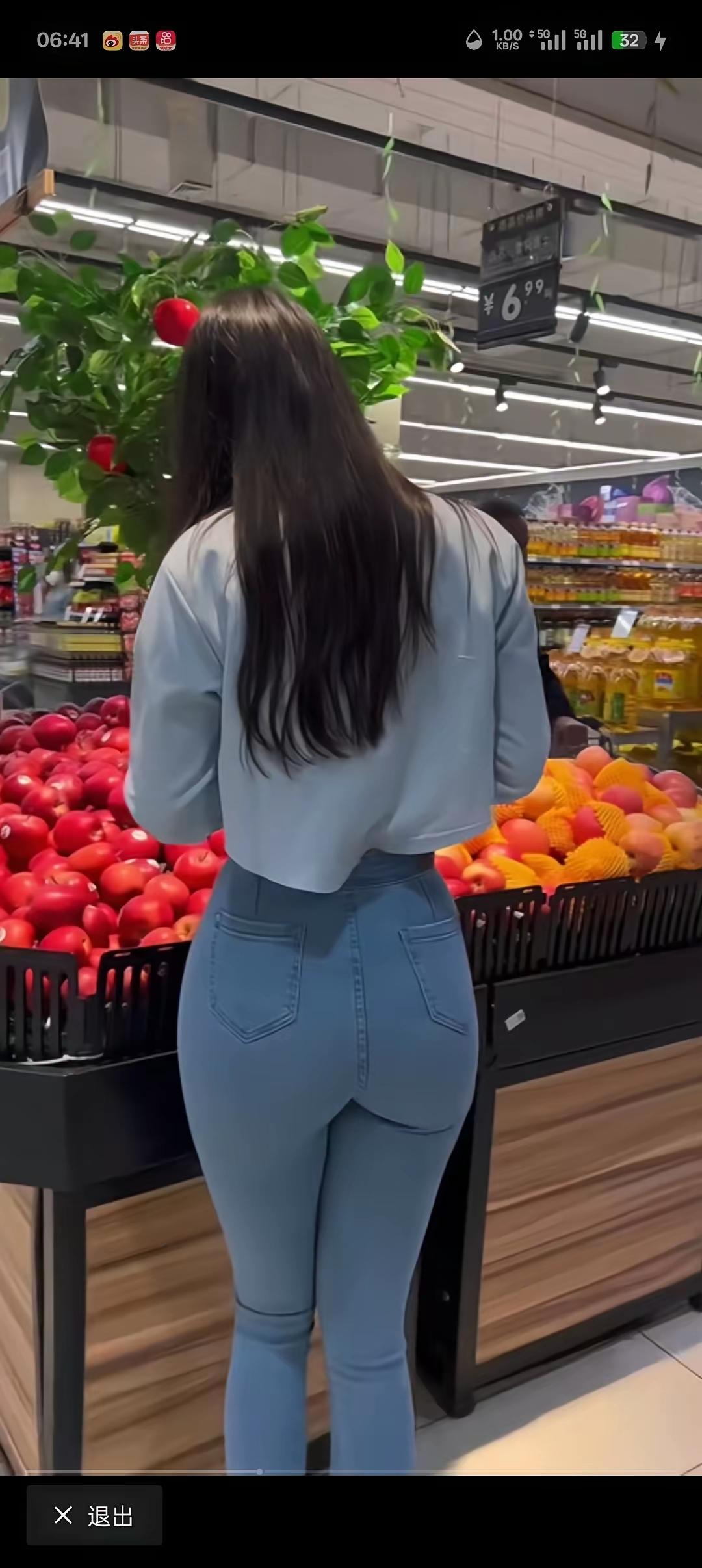 周末的超市人潮刚好，我推着车在零食区徘徊，目光却被前方那个穿百褶裙的背影绊住。