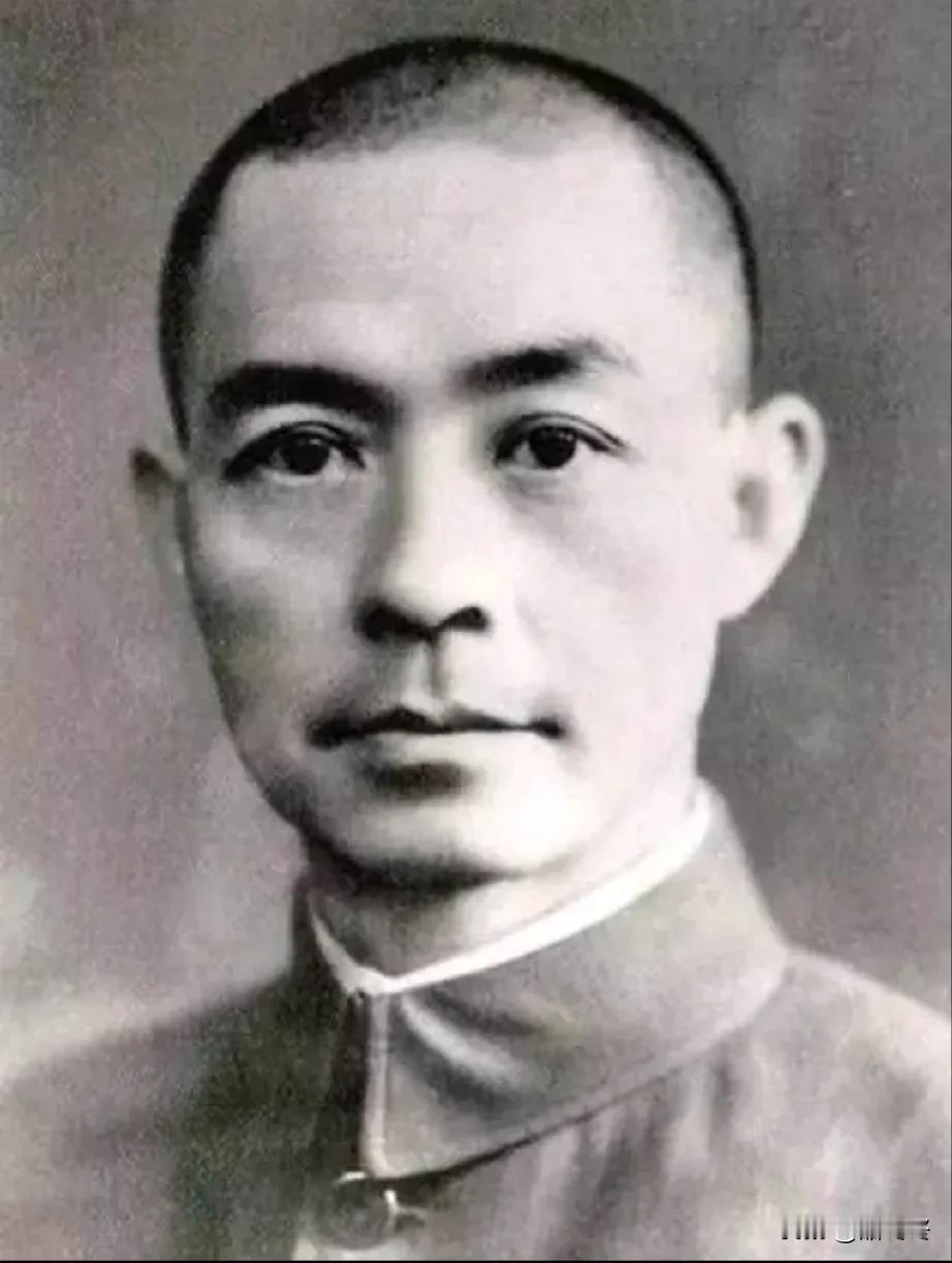 他是抗战中牺牲的最高将领！
伟人曾为他题写“尽忠报国”的挽词。
周总理曾称赞他：