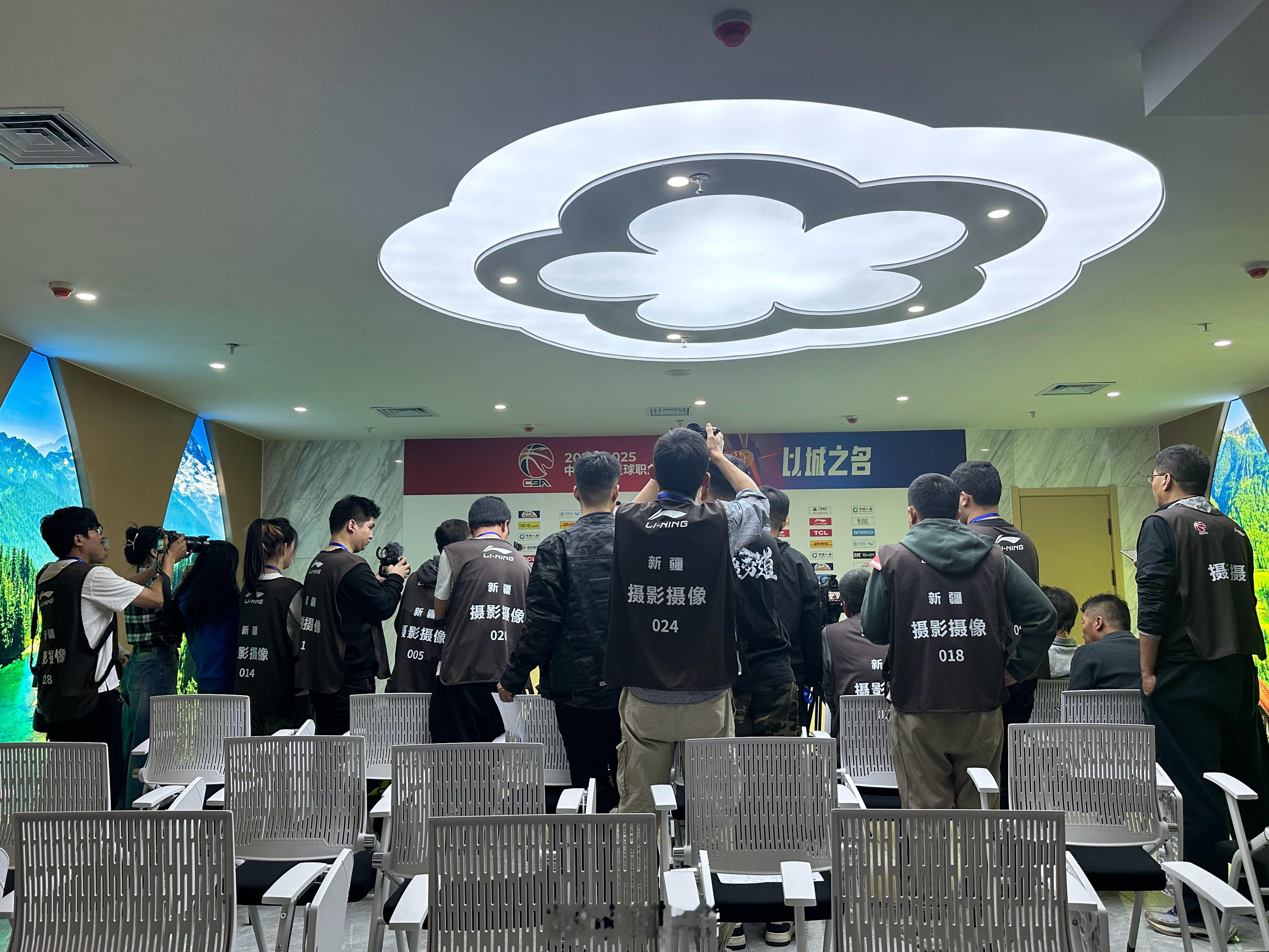 刘炜指导在赛后发布会谈到阿不都沙拉木的伤势，今天下午的诊断结果是他的小腿有拉伤，