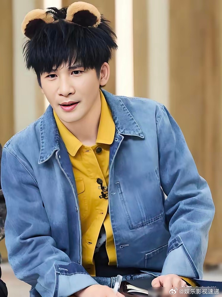 大张伟当众说：娱乐圈没真朋友。 节目里，请朋友环节，一个人没来。场子瞬间冷掉。付