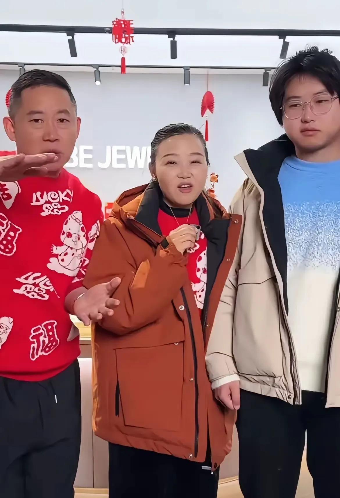 有没有发现孙卓现在和认亲前变样了。
以前清清瘦瘦的，
现在长胖了一圈。
在父母直
