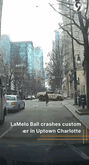 NBA 全责吧？三球开着悍马准备左转，撞上了直行的起亚。就是车多！拉梅洛鲍尔的悍