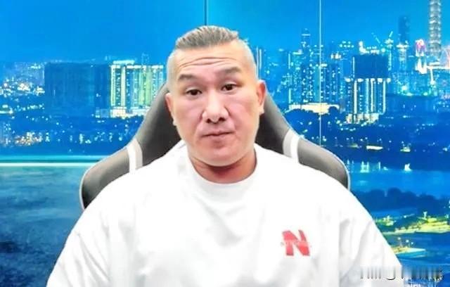馆长对国民党惊天一骂，迅速成为热点。直播节目中，有网友问他站哪一边，馆长回应称，