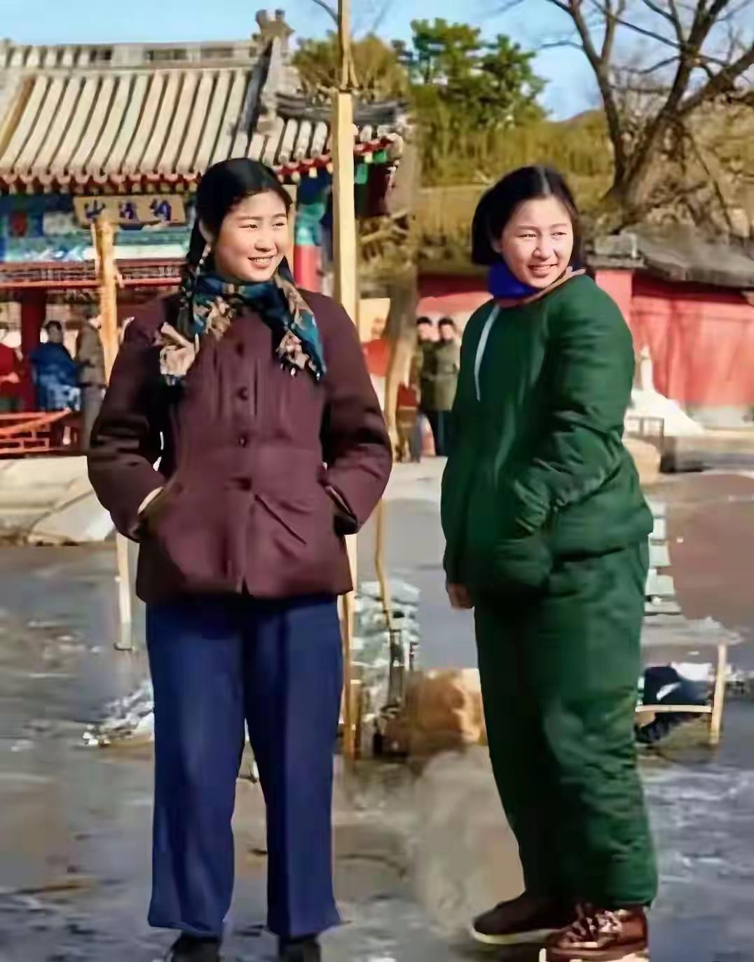时光留影：冰畔并肩的姐妹芳华✨
 
冰封古园，冬日晴光。
并肩而立的李敏、李讷，