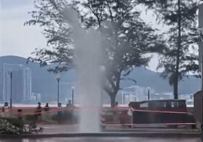 超强台风“桦加沙”正逼近香港，已引发严重海水倒灌现象。9月23日，香港杏花邨居民