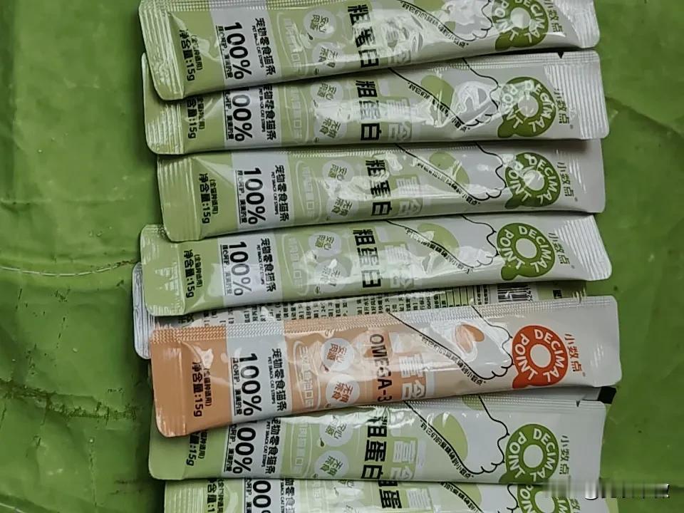 投喂小区里的流浪猫，我觉得没错啊，我就经常喂。肉、牛奶，还有猫条，我都给它们安排