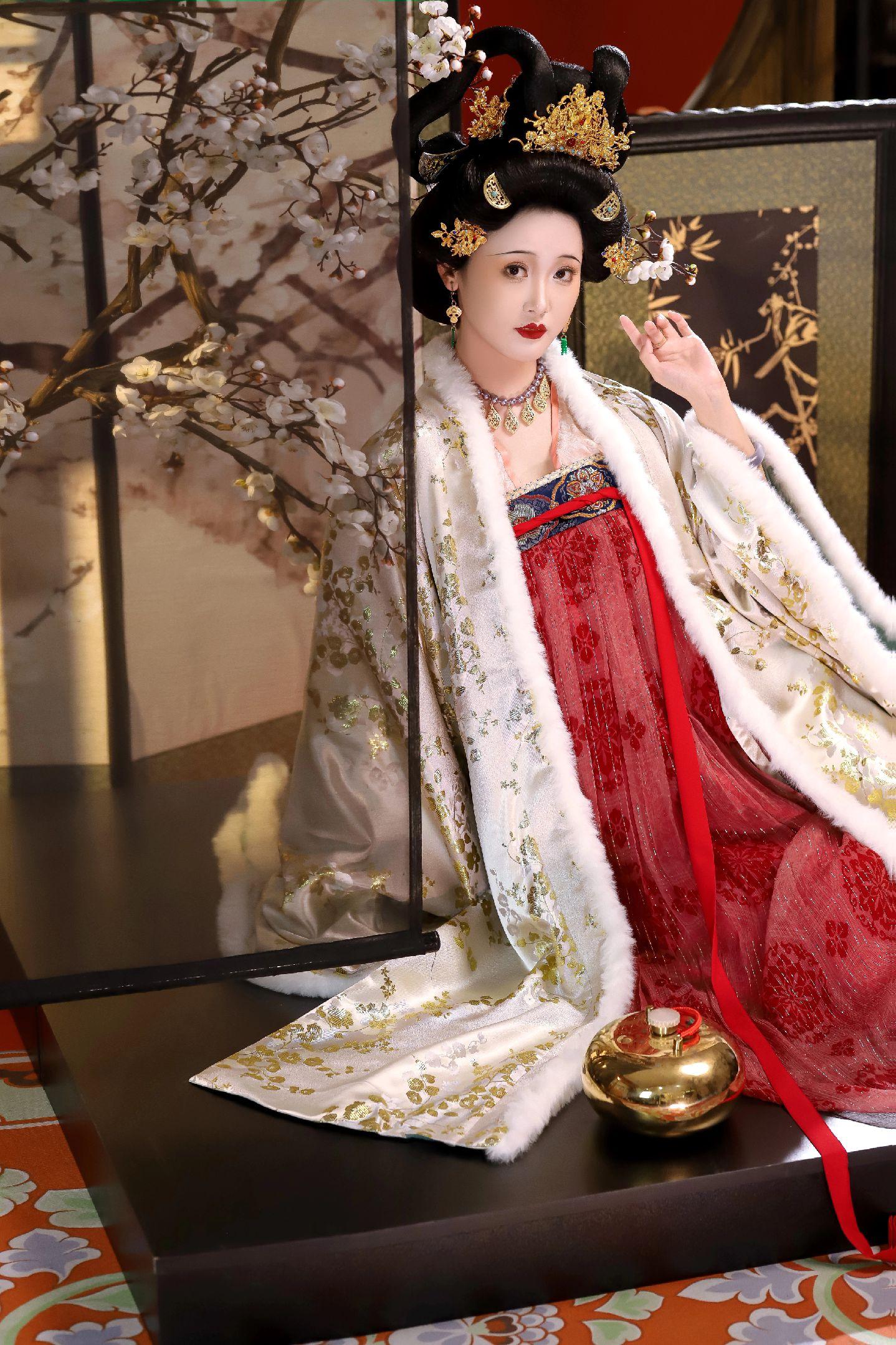 来日绮窗前，寒梅著花未。唐风